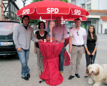 Angelika Glöckner im Kreis der einheimischen Sozialdemokraten Peter Spitzer, Wolfgang Denzer, Torsten und Alisha Striehl