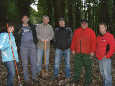 Zum Herbstputz haben sich sechs Mitglieder des Ortsvereines auf dem Felsenwanderweg getroffen.