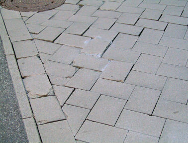 Stark beschädigt präsentiert sich der Straßenbelag der Hauptstraße ein Jahr nach Fertigstellung